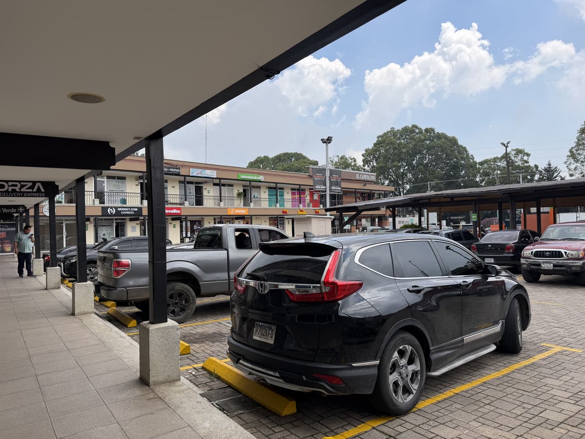 LOCAL COMERCIAL EN RENTA EN SAN LUCAS SACATEPEQUEZ - foto 1