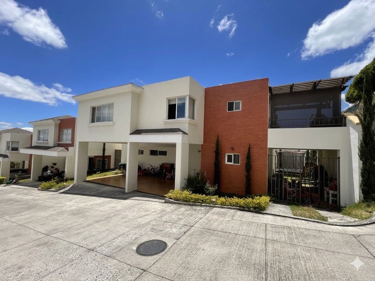 CASA EN VENTA EN RESIDENCIAL LUCES DEL ENCINAL ZONA7 - foto 1