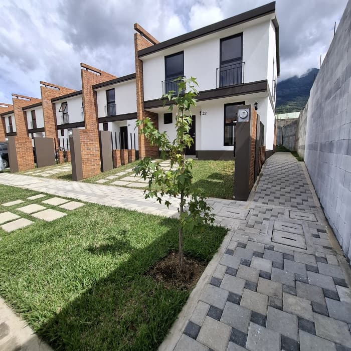 Casa en renta en residencial Senderos del comendador 2 - foto 1