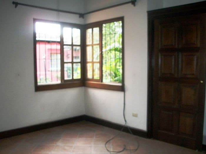 En Venta casa amplia con Jardin en Antigua Guatemala - foto 4