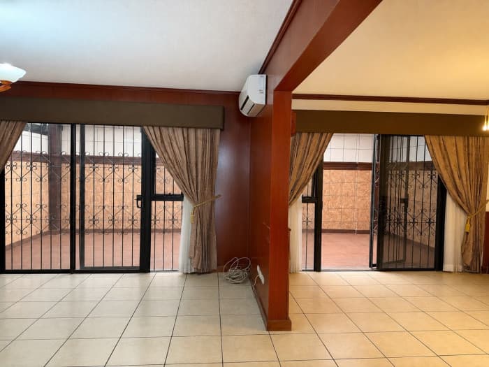CASA RESIDENCIAL EN VENTA EN ZONA 11 LAS CHARCAS - foto 2