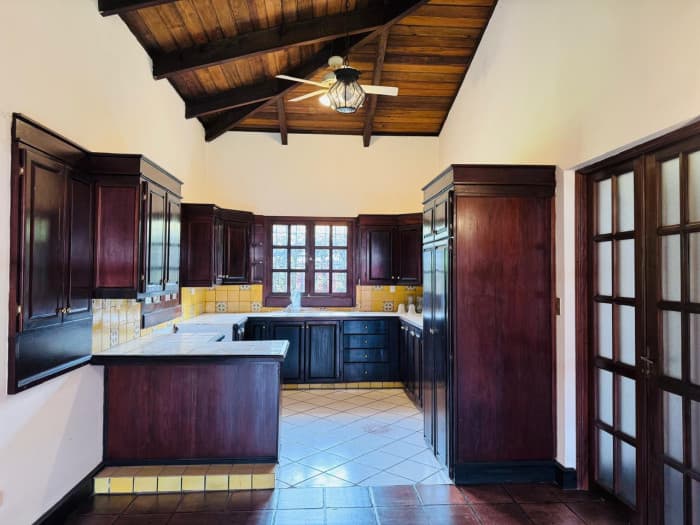 En Venta casa amplia con Jardin en Antigua Guatemala - foto 3