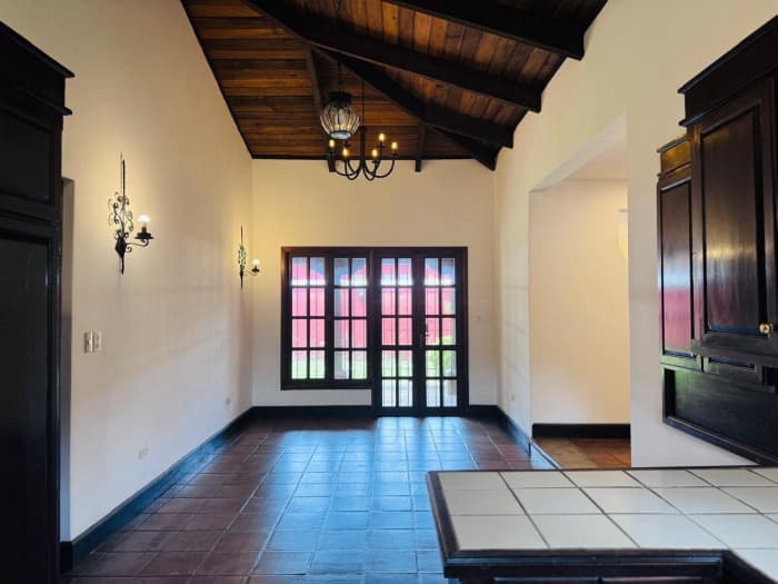 En Venta casa amplia con Jardin en Antigua Guatemala - foto 2