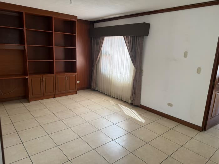 CASA RESIDENCIAL EN VENTA EN ZONA 11 LAS CHARCAS - foto 4