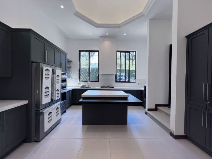 Amplia casa en venta en Condado del Obispo - foto 4
