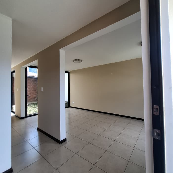 Casa en renta en residencial Senderos del comendador 2 - foto 2