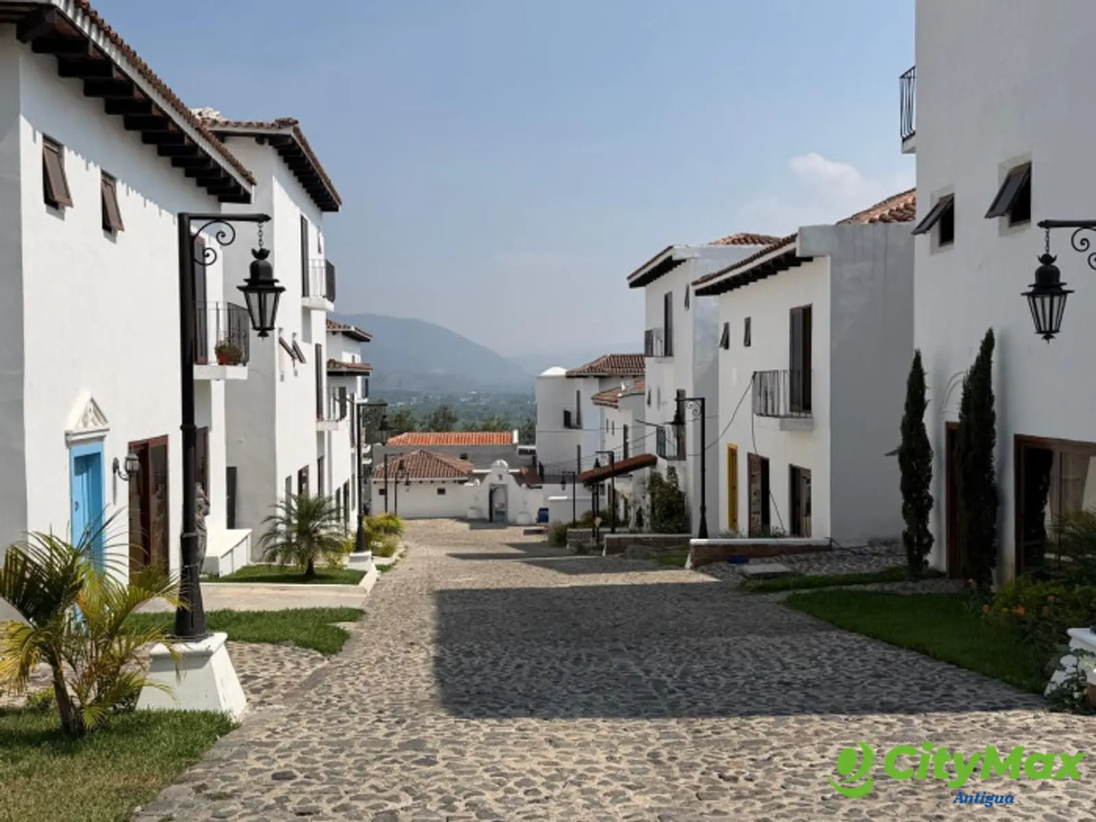 En venta casa de 4 dormitorios muy cerca de Antigua Gt - HACIENDA MALAGA
