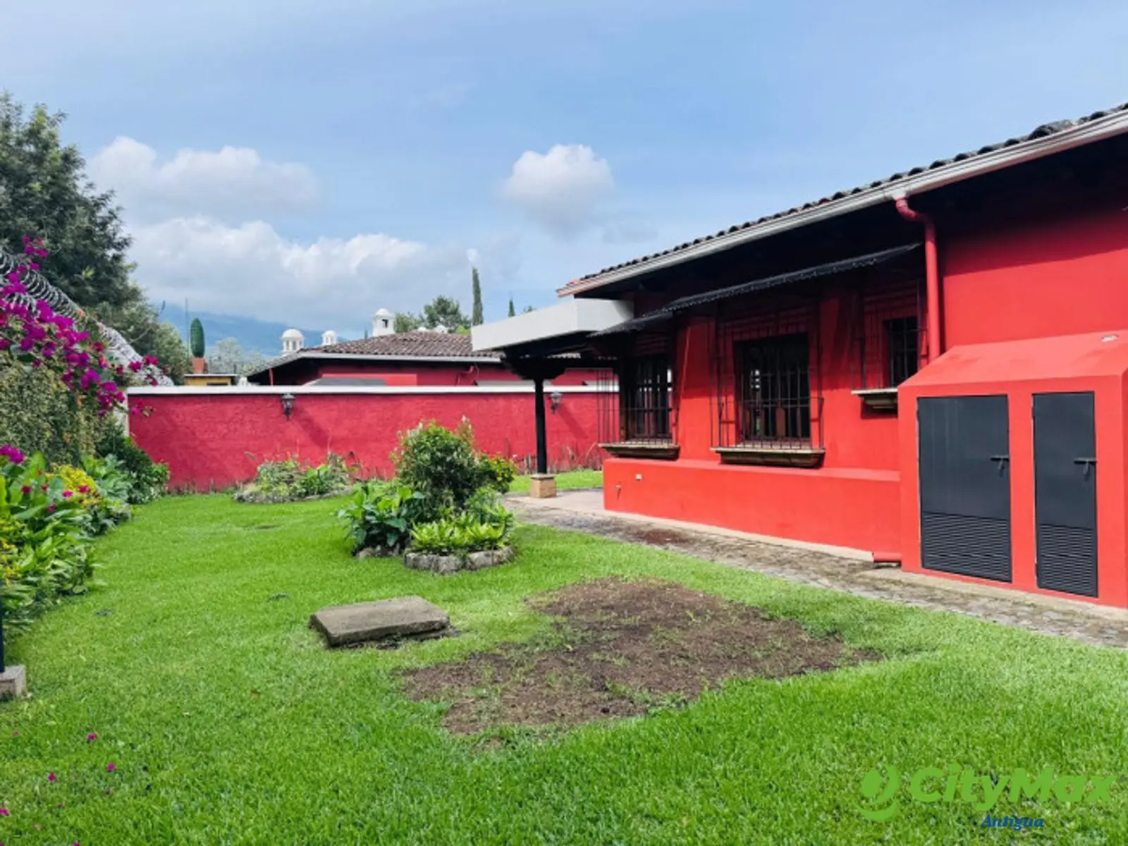 En Venta casa amplia con Jardin en Antigua Guatemala - CASA AMPLIA EN ANTIGUA GUATEMALA