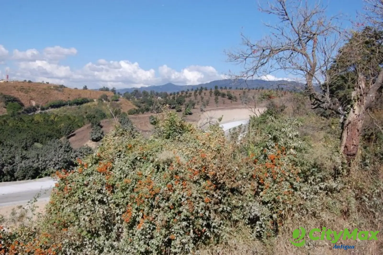 EXCELENTE FINCA EN VENTA SAN MIGUEL PETAPA SUR - foto 1