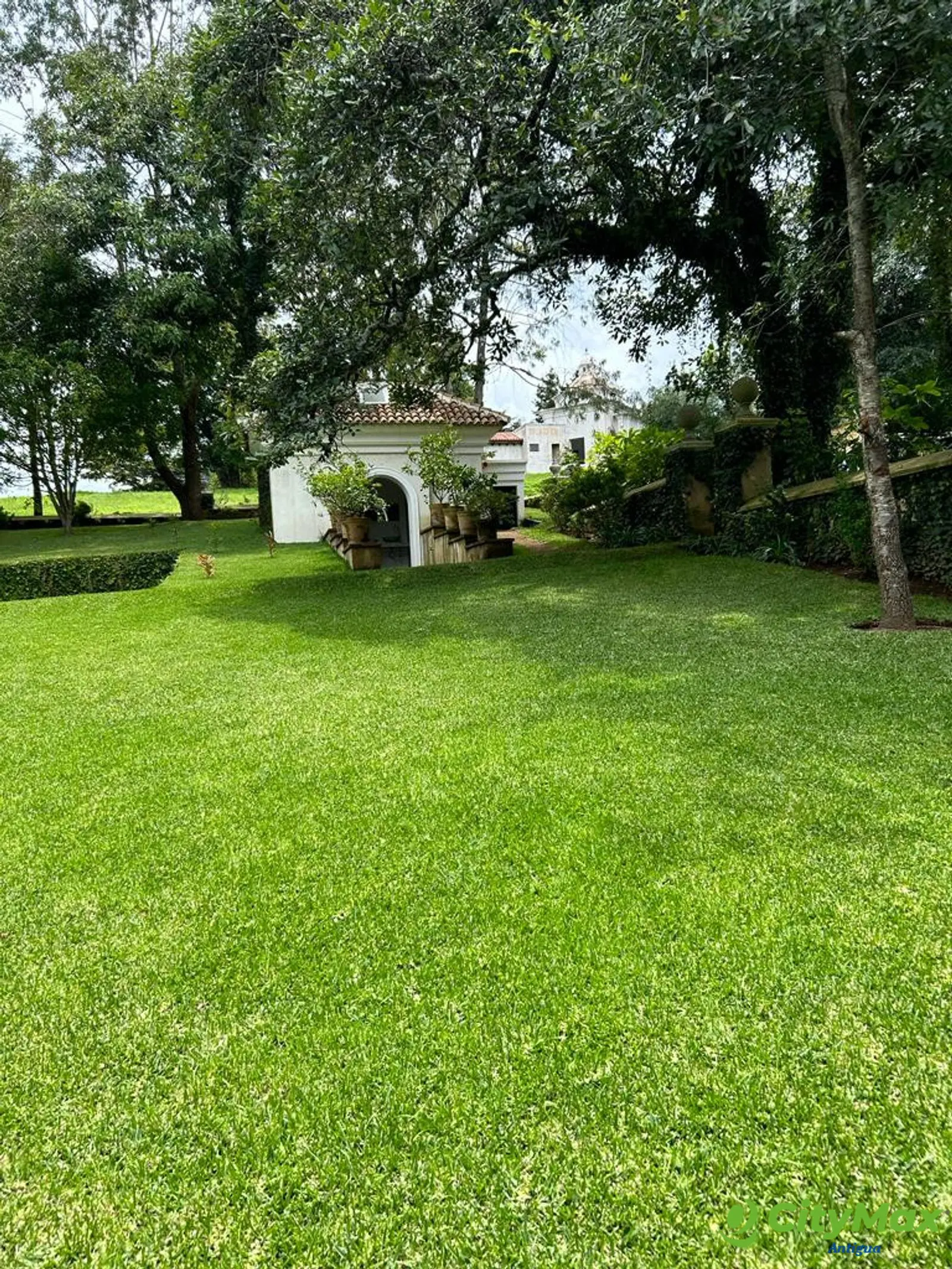 En venta  terreno residencial cercano a Antigua Gt - Citymax Antigua vende terrenos en exclusivo residencial