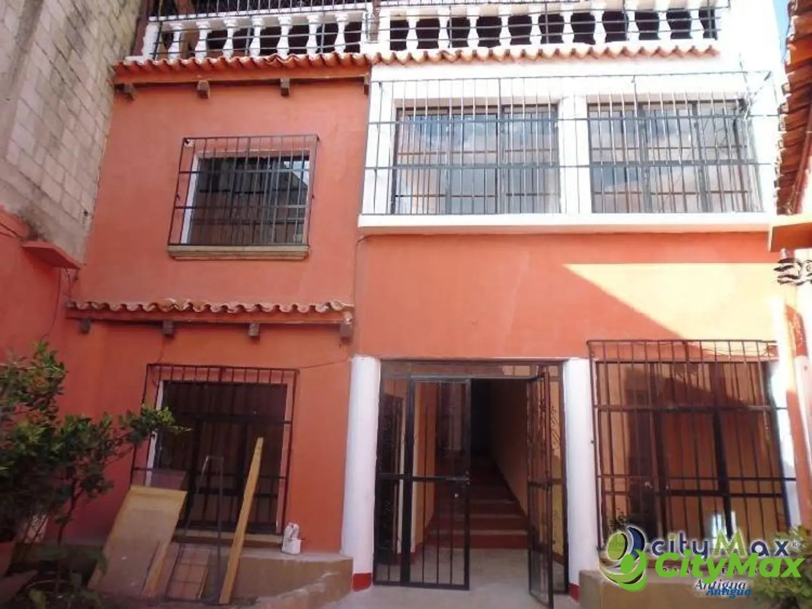 Casa grande en venta en Las Victorias, Jocotenango. - foto 1