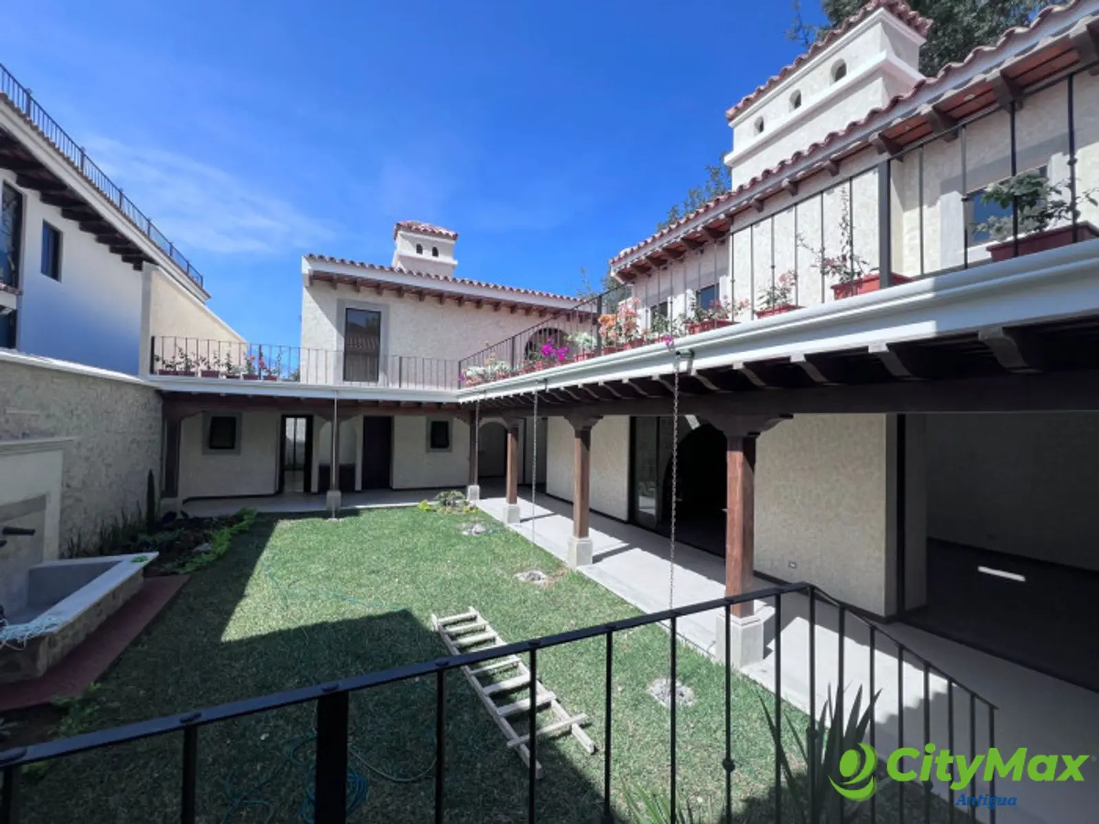 Amplia casa en venta en Condado del Obispo - foto 1
