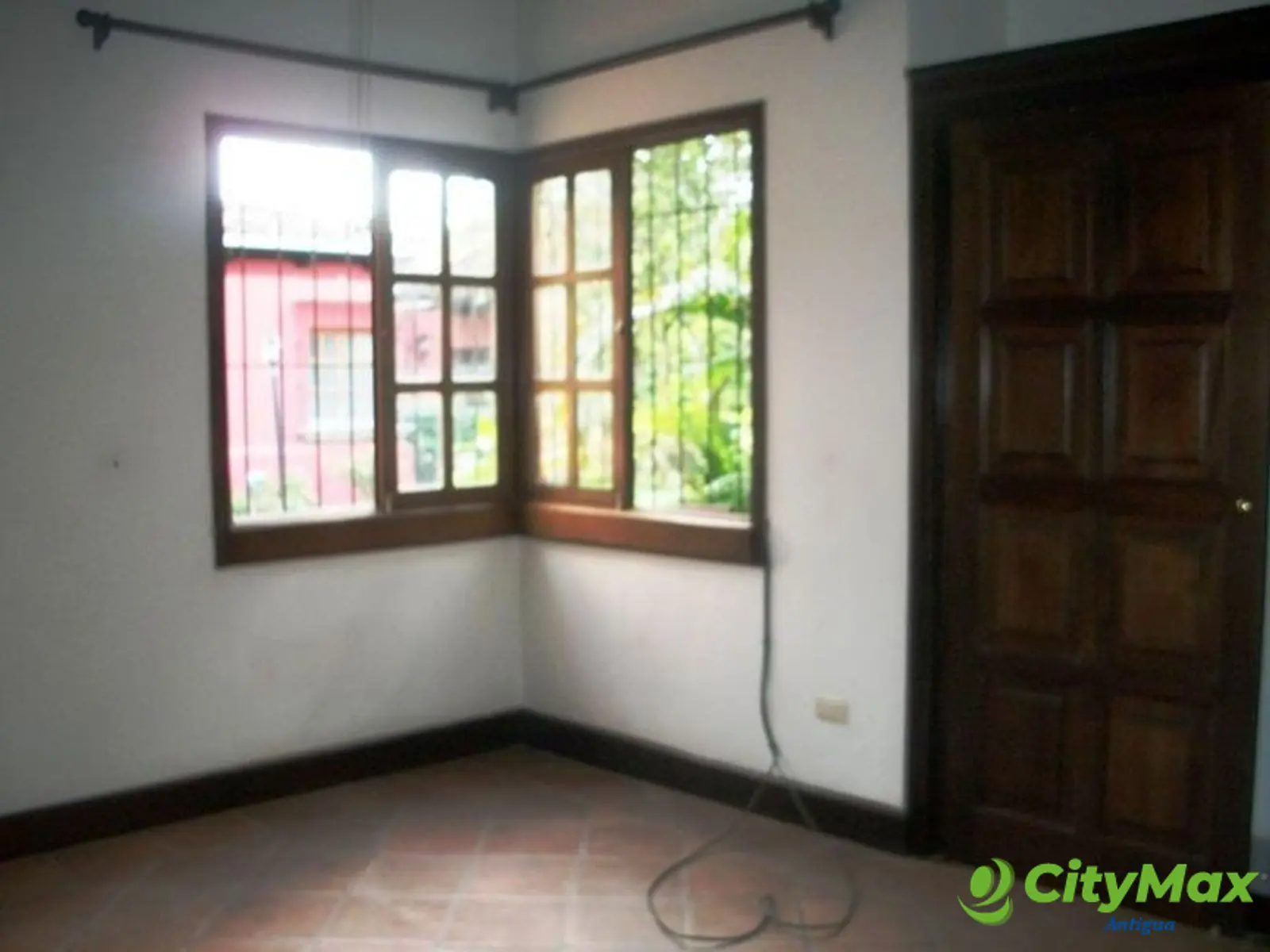 En Venta casa amplia con Jardin en Antigua Guatemala - foto 4
