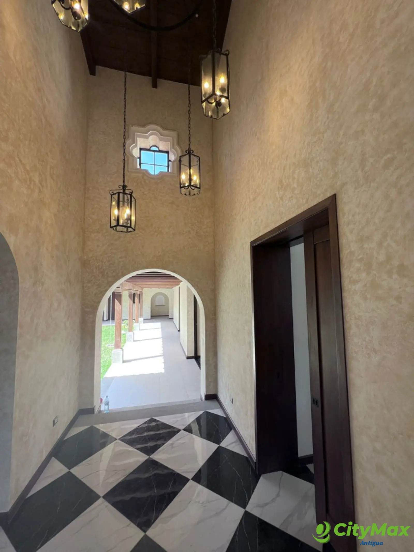 Amplia casa en venta en Condado del Obispo - foto 2