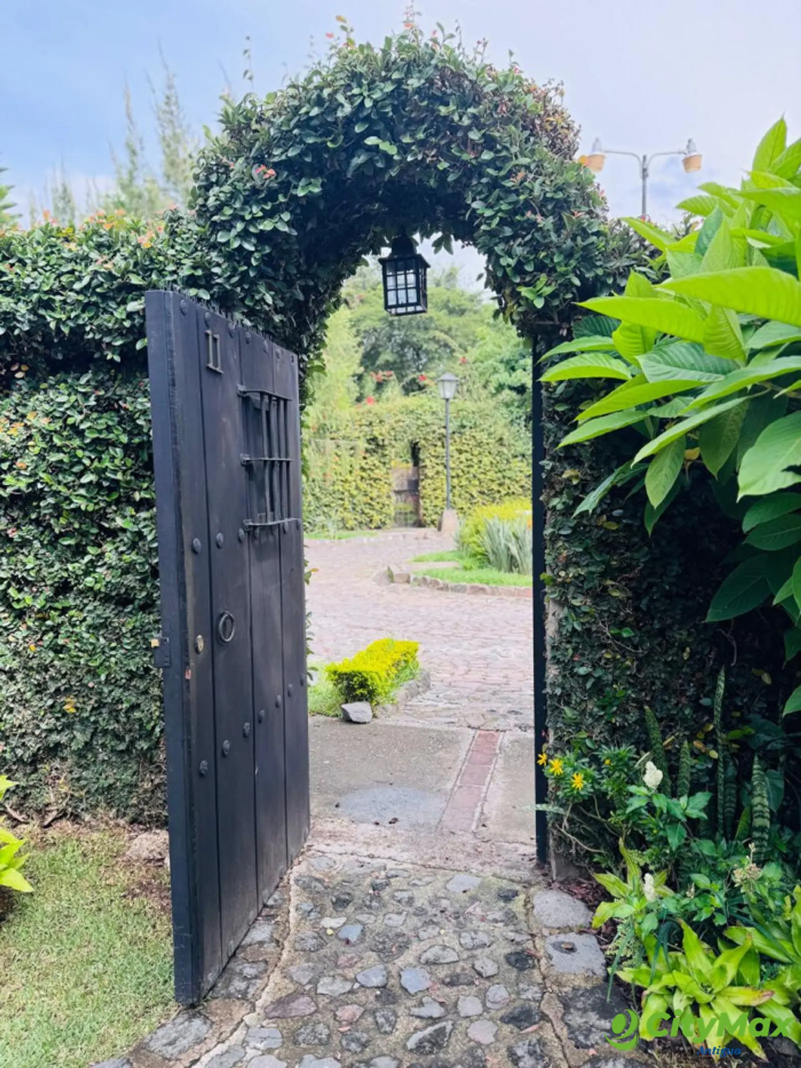 En Venta casa amplia con Jardin en Antigua Guatemala - foto 12