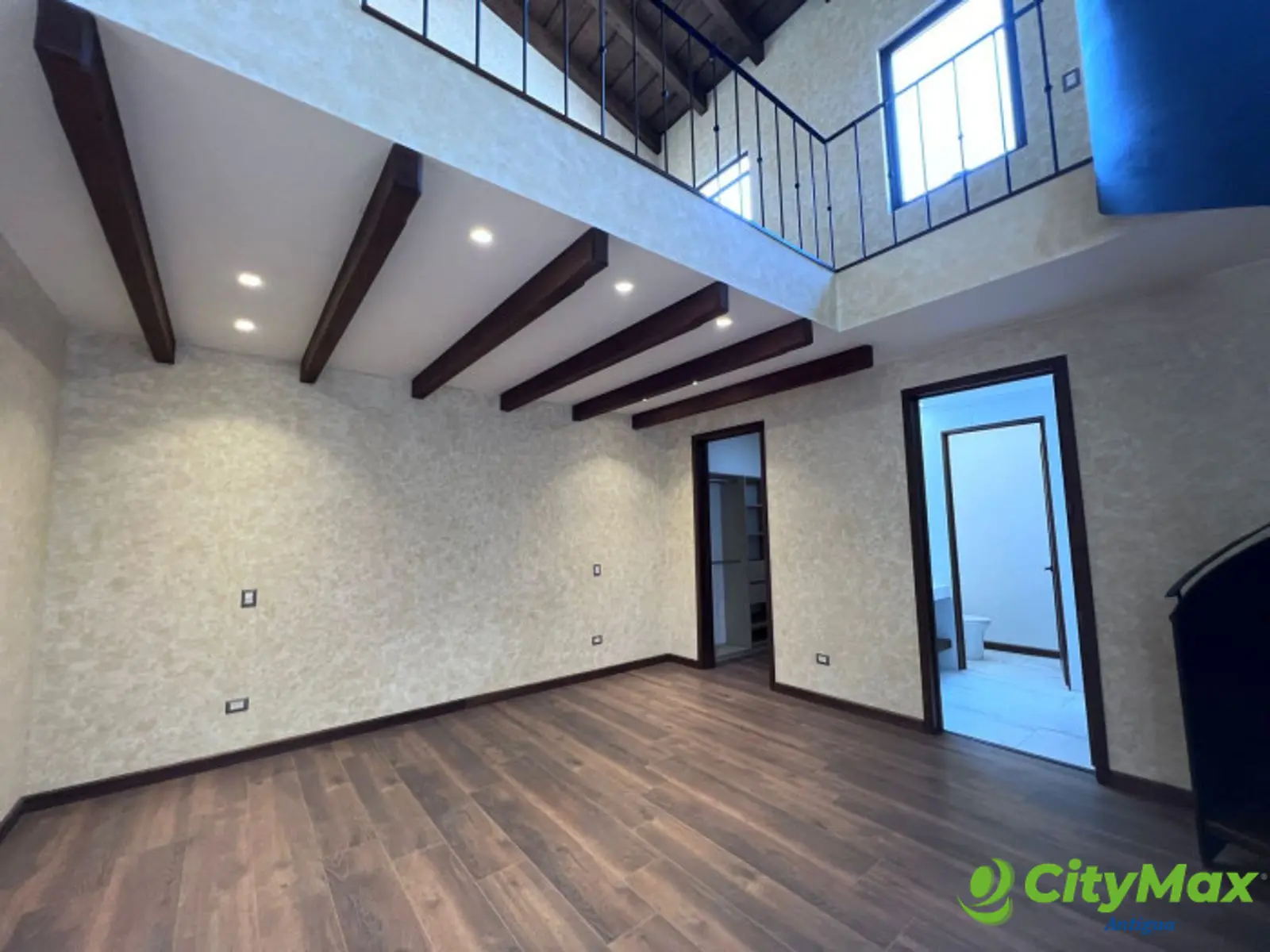 Amplia casa en venta en Condado del Obispo - foto 18