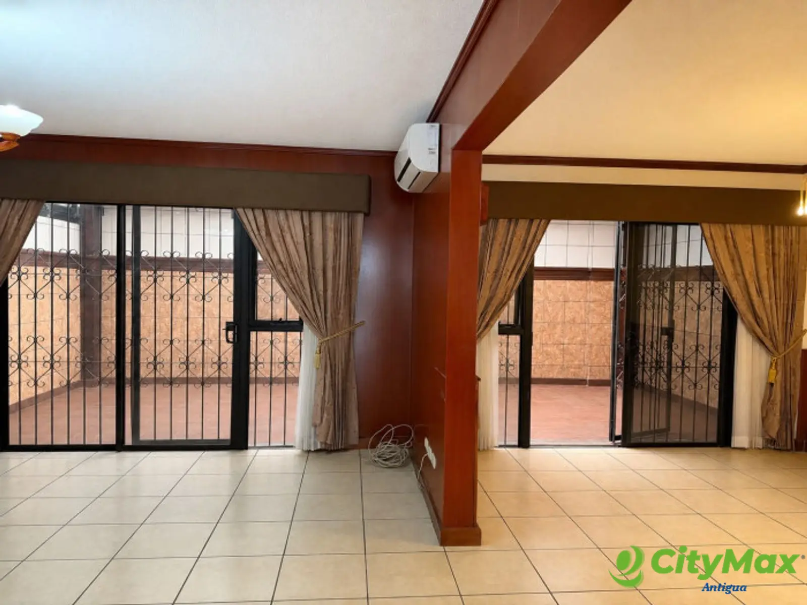 CASA RESIDENCIAL EN VENTA EN ZONA 11 LAS CHARCAS - foto 2