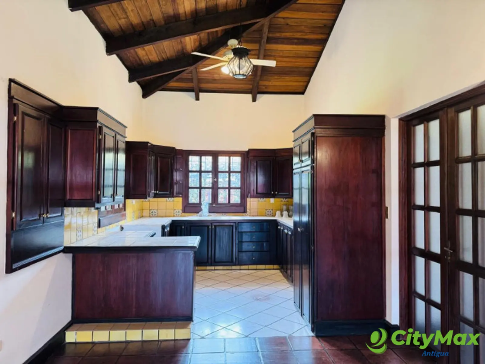 En Venta casa amplia con Jardin en Antigua Guatemala - foto 3