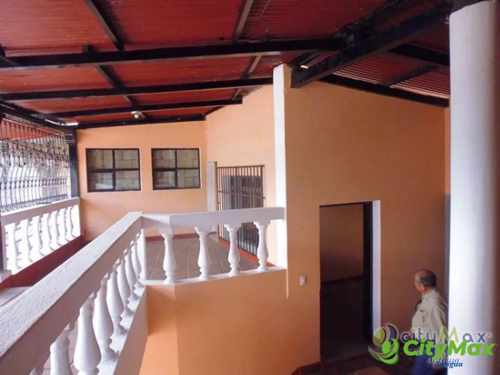 Casa grande en venta en Las Victorias, Jocotenango. - foto 9