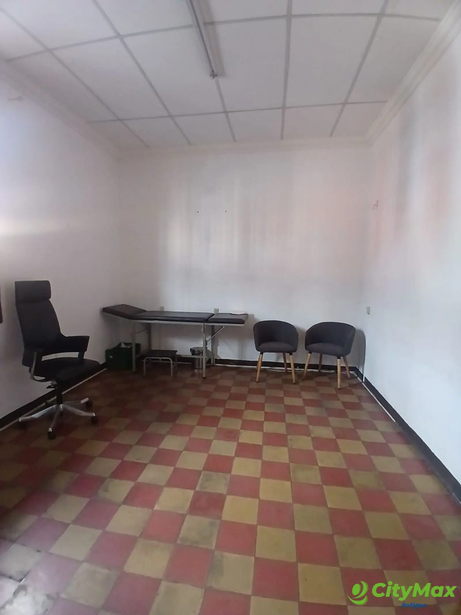 RENTA DE LOCAL A POCOS METROS DE LA MERCED - local comercial en Antigua gt