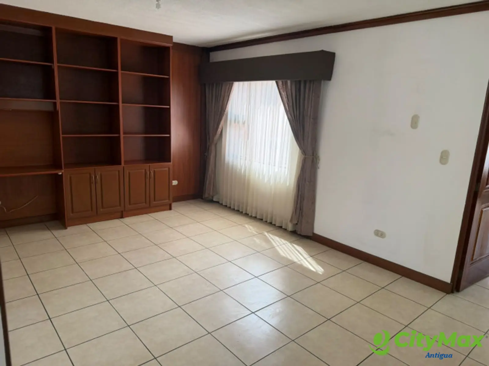 CASA RESIDENCIAL EN VENTA EN ZONA 11 LAS CHARCAS - foto 4