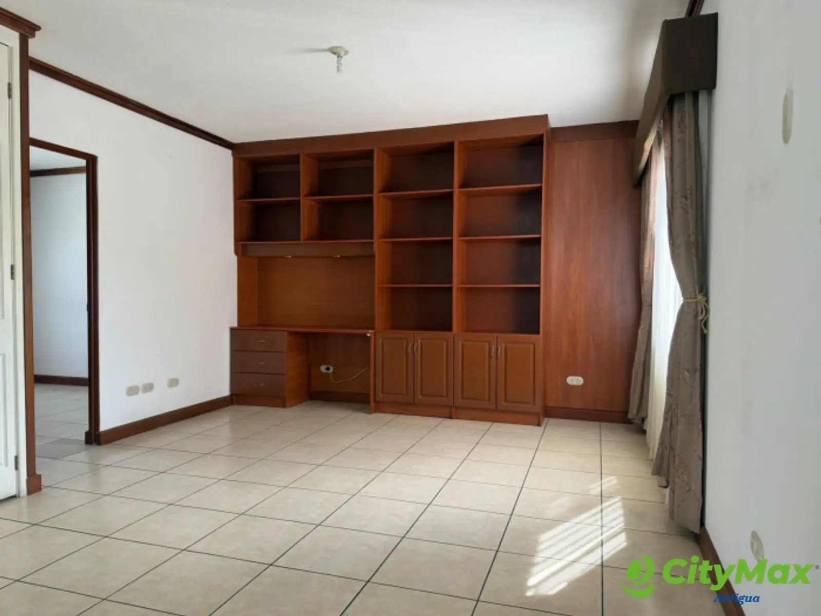 CASA RESIDENCIAL EN VENTA EN ZONA 11 LAS CHARCAS - foto 5