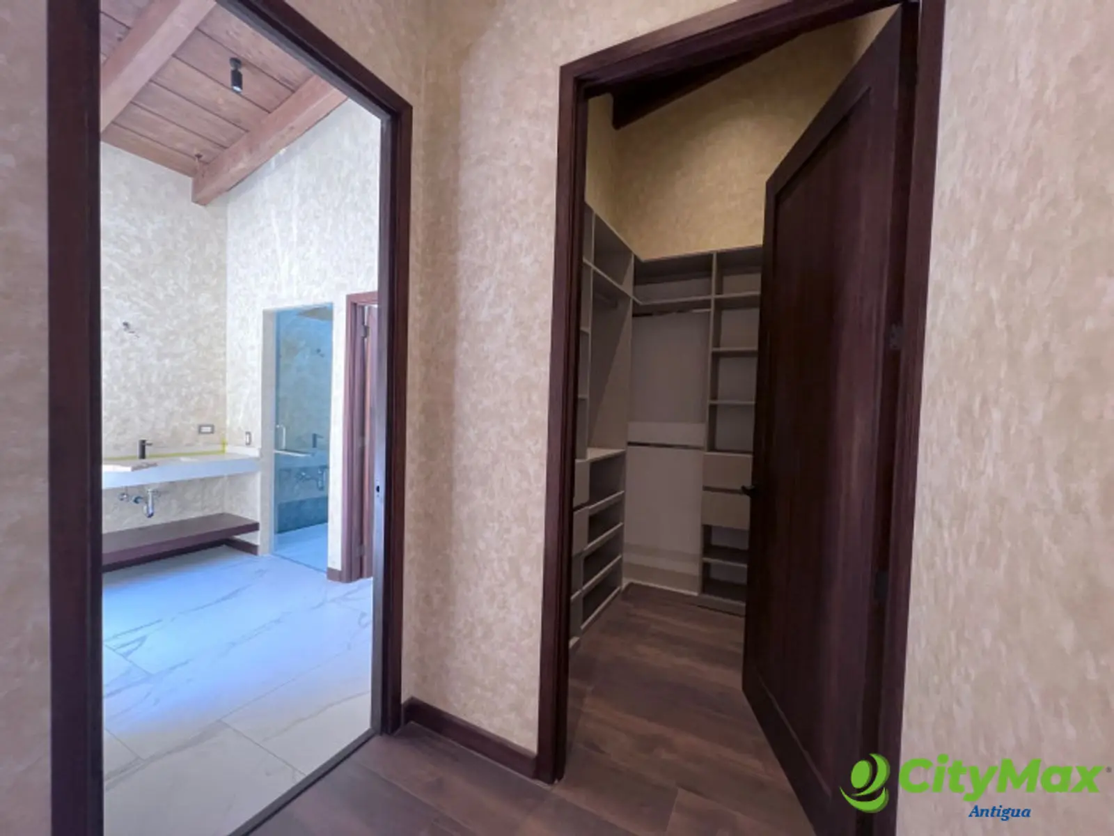 Amplia casa en venta en Condado del Obispo - foto 11