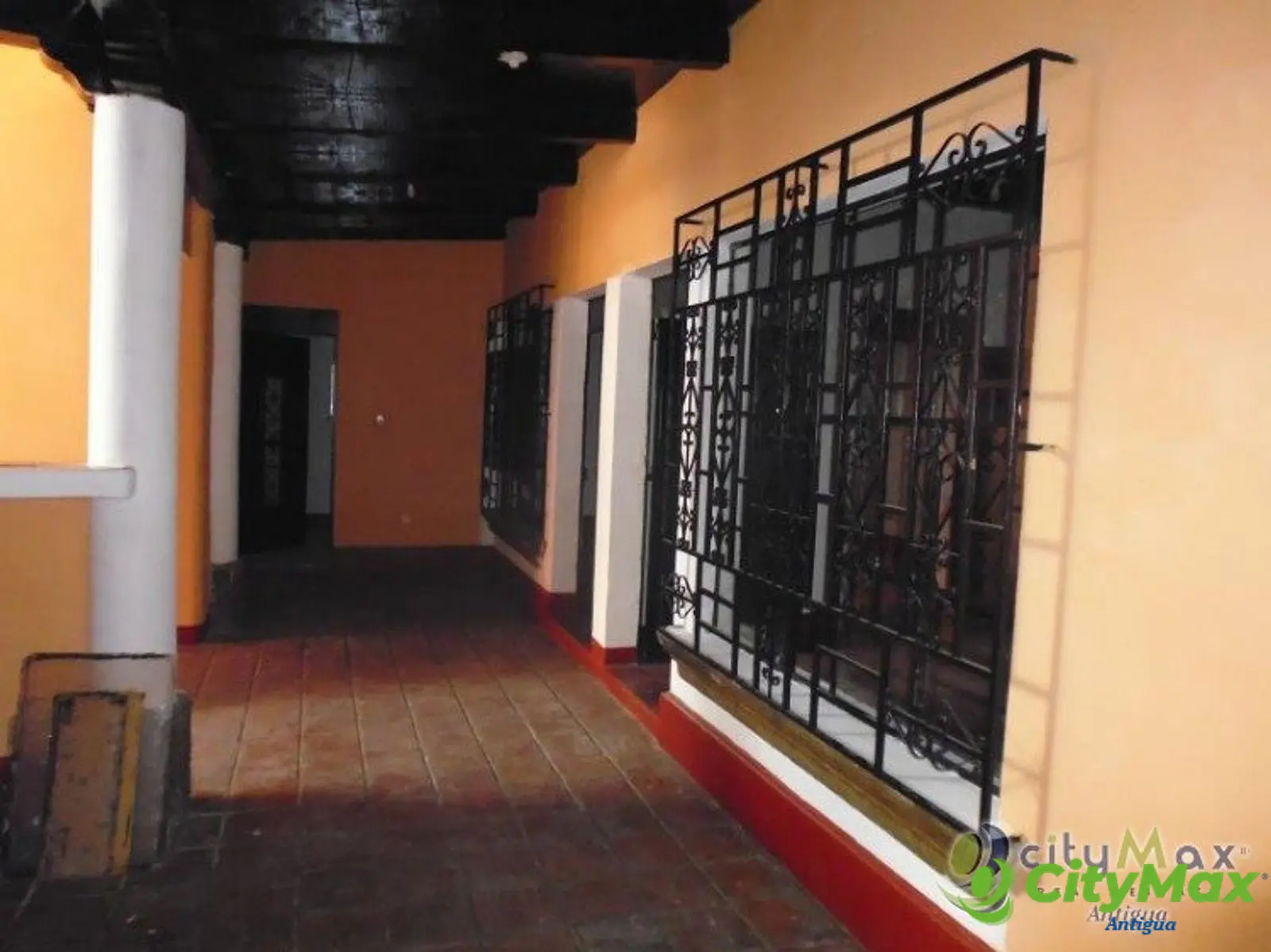 Casa grande en venta en Las Victorias, Jocotenango. - foto 2